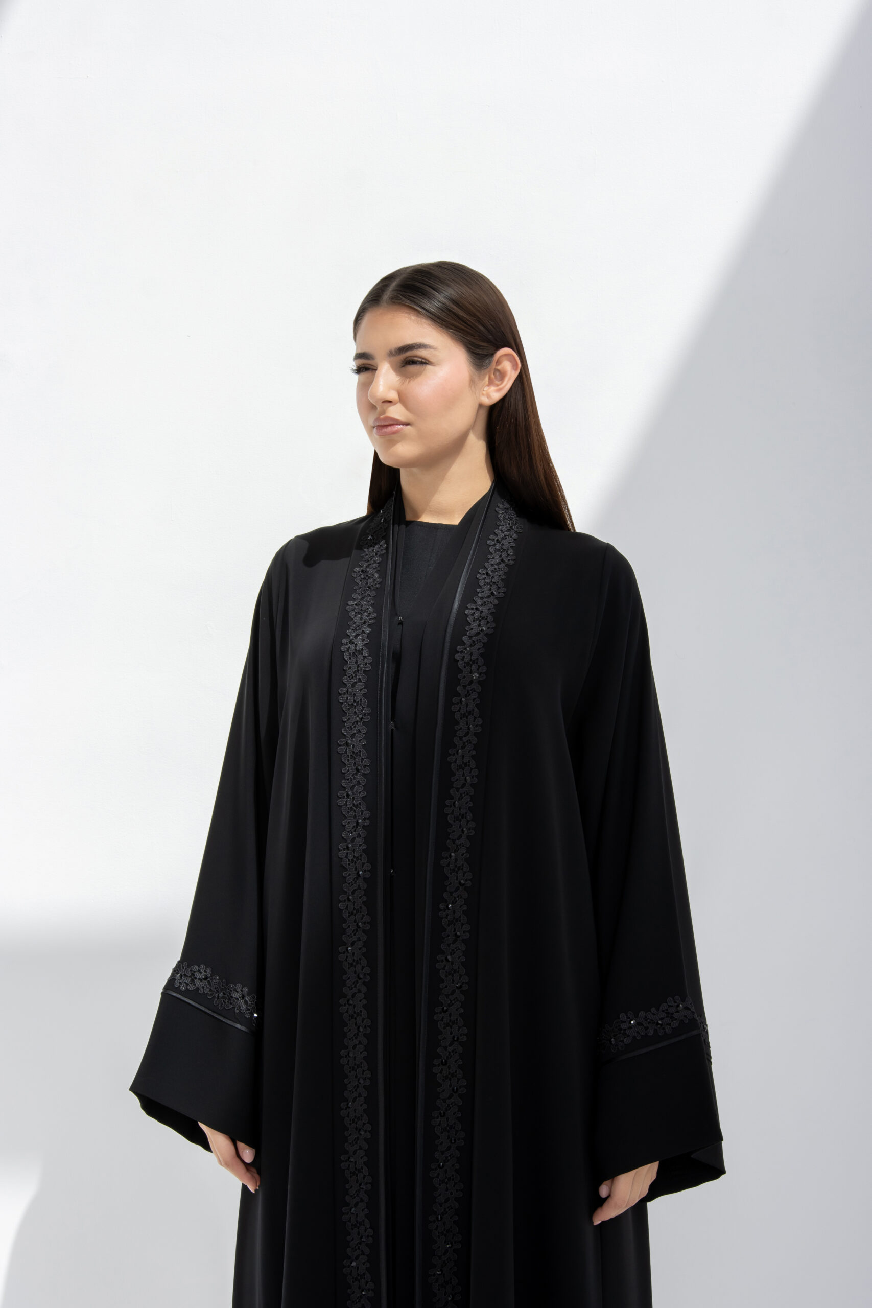 عبايات خليجيةصناعة اماراتيةقماش كريب اسود ناعم و الشغل دانتيل اسود و الكريستال -8296 - Image 3
