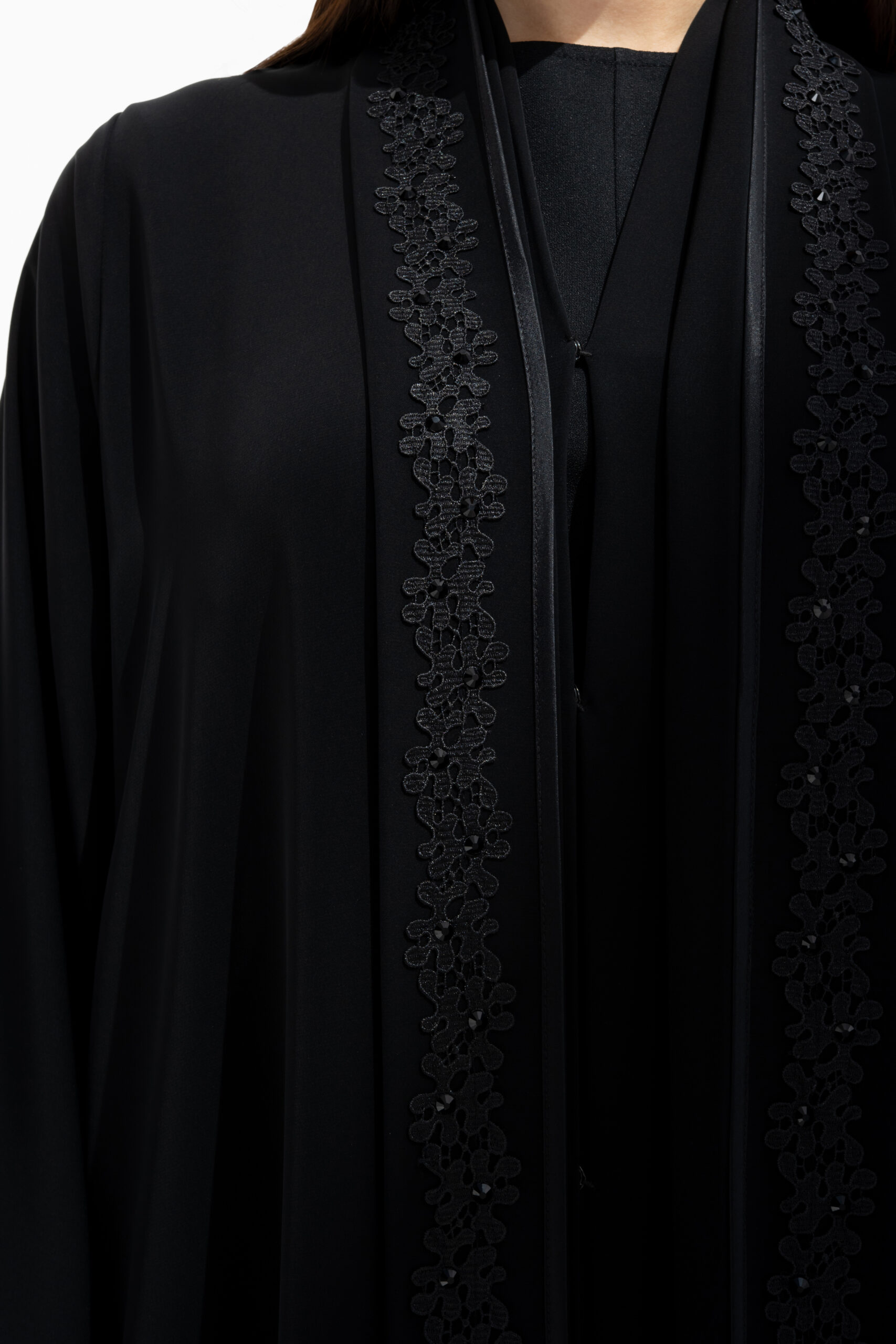 عبايات خليجيةصناعة اماراتيةقماش كريب اسود ناعم و الشغل دانتيل اسود و الكريستال -8296 - Image 4