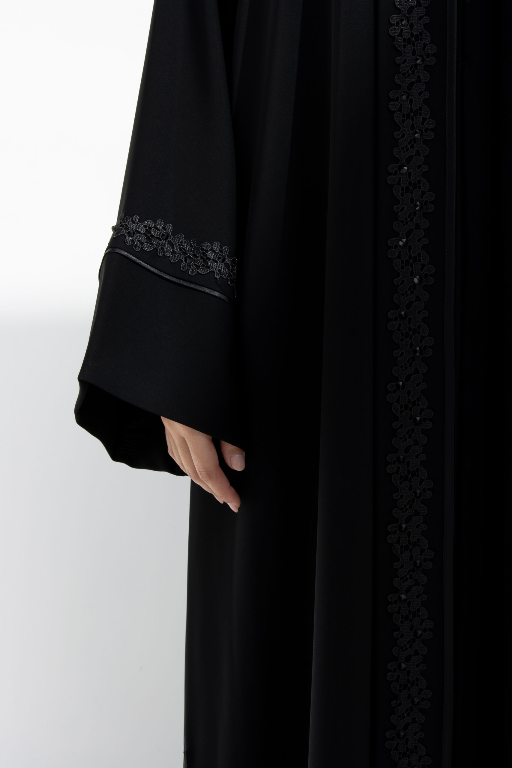 عبايات خليجيةصناعة اماراتيةقماش كريب اسود ناعم و الشغل دانتيل اسود و الكريستال -8296 - Image 5