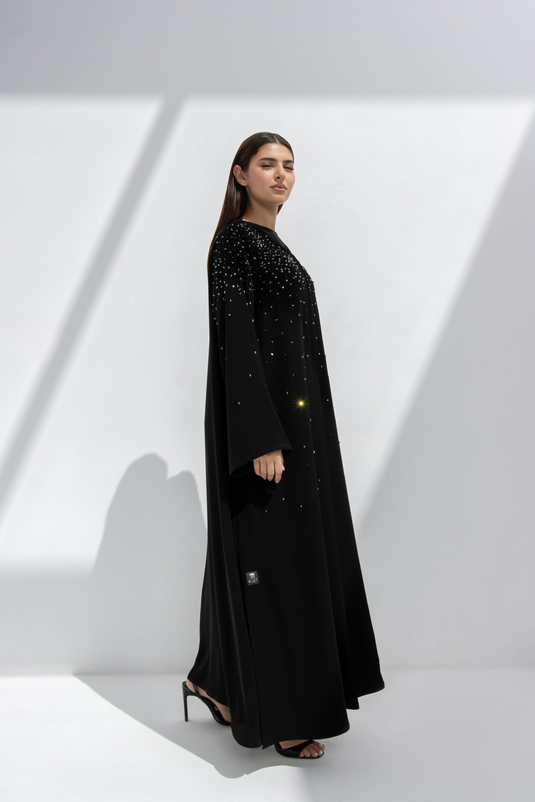 عبايات خليجيةمن قماش كريب سبيشل اسود و شك يدوى بقصة كلوش صناعة اماراتية-8363 - Image 2