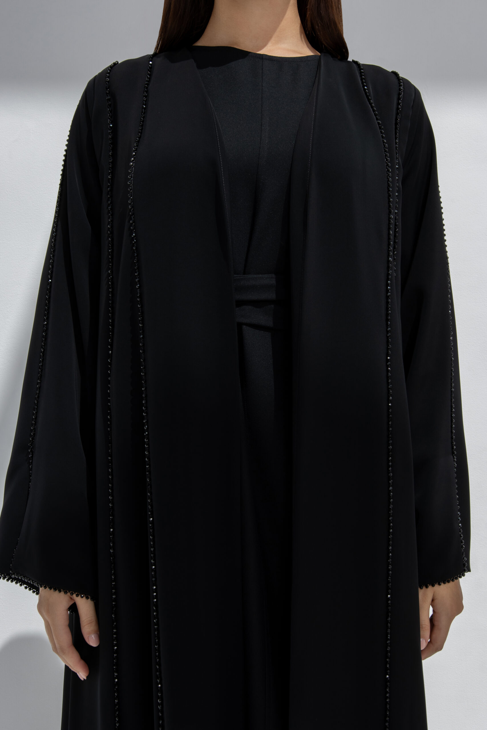 عباية خليجية قماش الكريب الناعم ومطرزة يدويا والاحجار الاسود صناعة اماراتية-8356 - Image 3